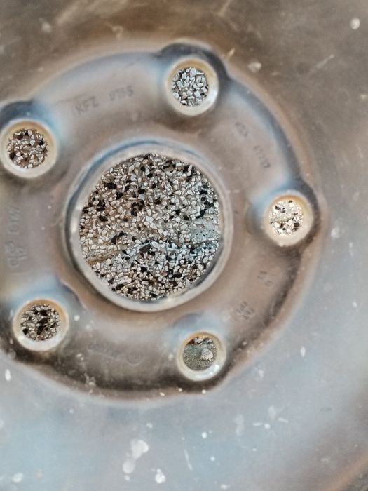 Продавам зимни гуми със стоманени джанти и оригинални тасове 15 цола.