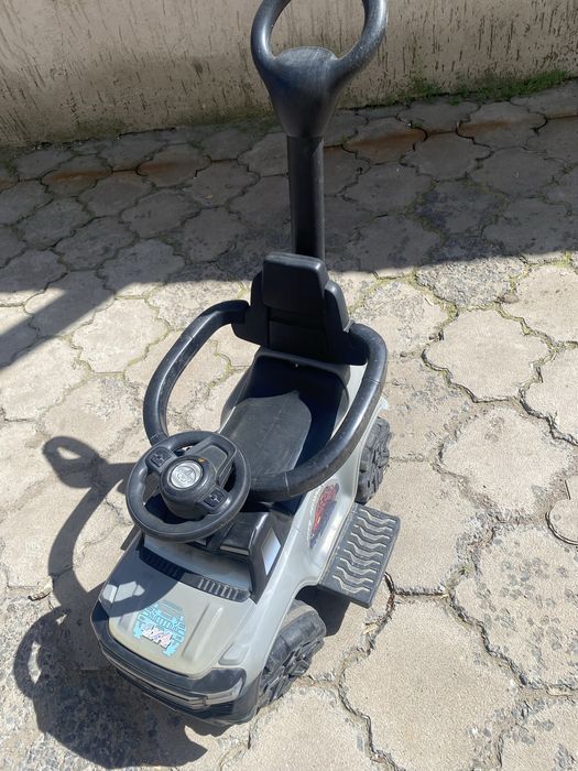 Продам детскую машину каталку