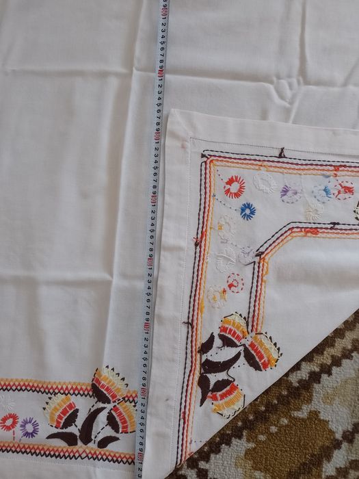 Ръчно бродирана покривка за маса