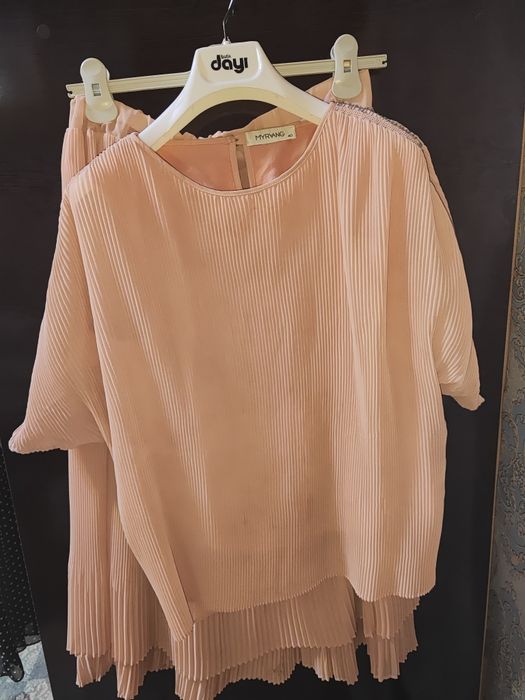 Двойка кофта ва юбкаси ҳам плисирофкали