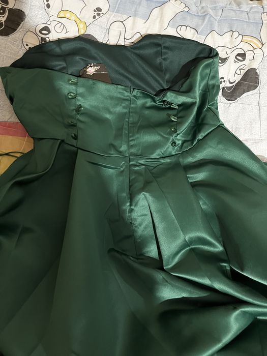 Зеленое платье с разрезом