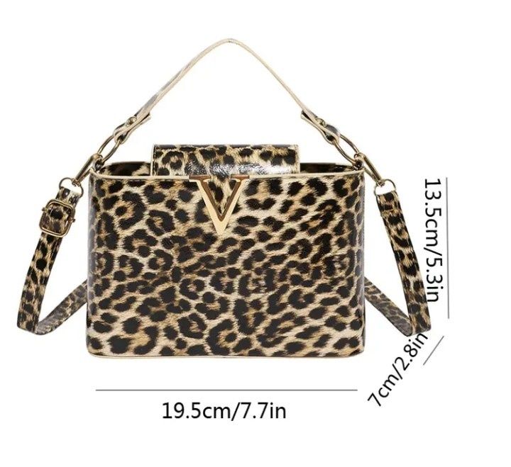 Geanta animal, model Valentino, logo metalic auriu, saculet