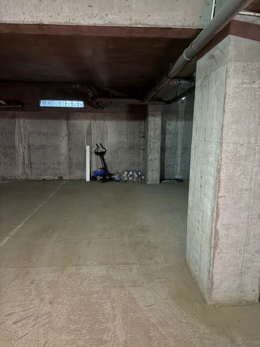 Vand loc de parcare subteran si boxa de depozitare amenajata