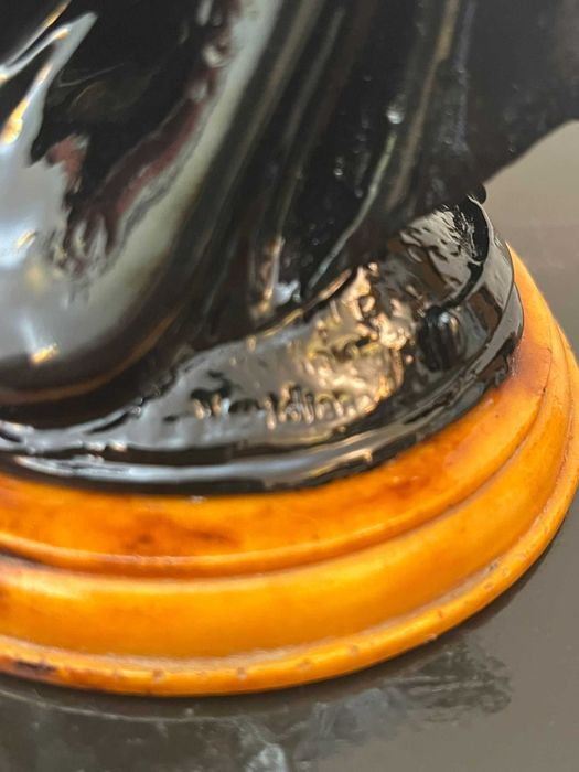 Statueta figurina metalica pe soclu bibelou bibelouri semnata ieftina