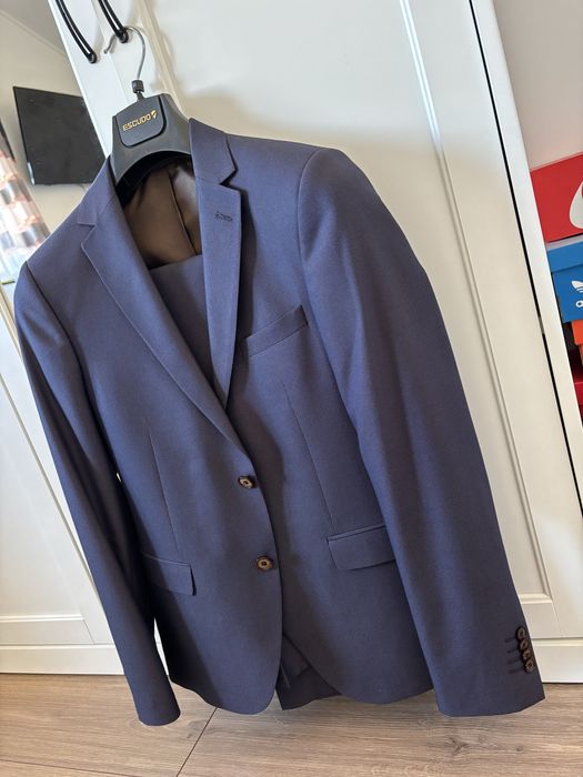 Costum pentru baieti potrivit pentru banchet