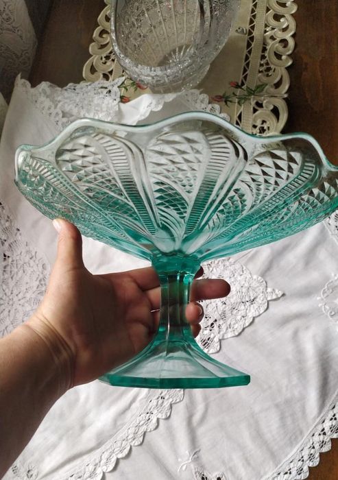 Столик навесной тарелки ,хрусталь