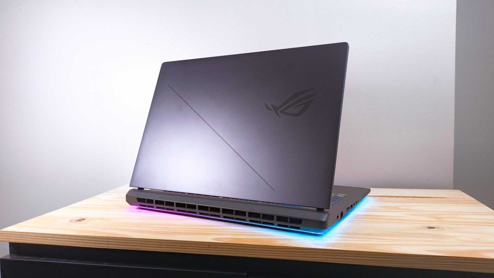Ултра екстремен геймърски лаптоп asus rog strix g18