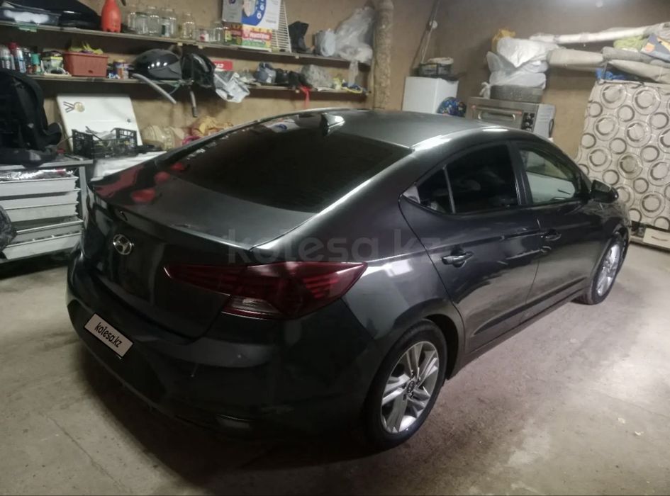 Hyundai Elantra 2019 года