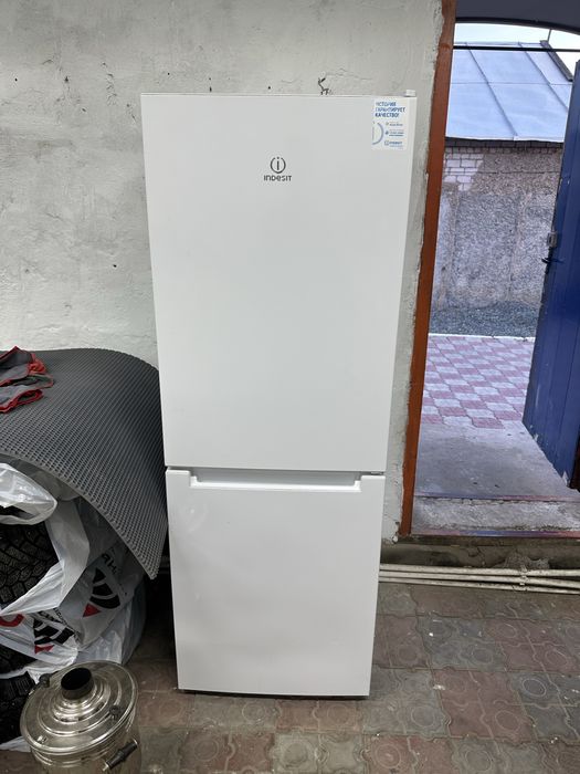Холодильник Indesit