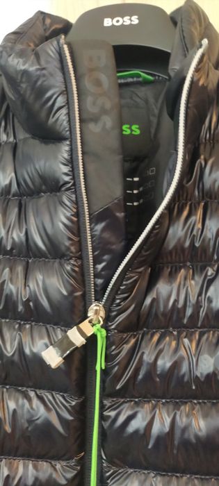 Vând vestă cu puf originală Hugo Boss