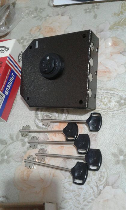 Замок накладкой.