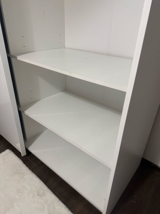 Бял гардероб с плъзгащи врати