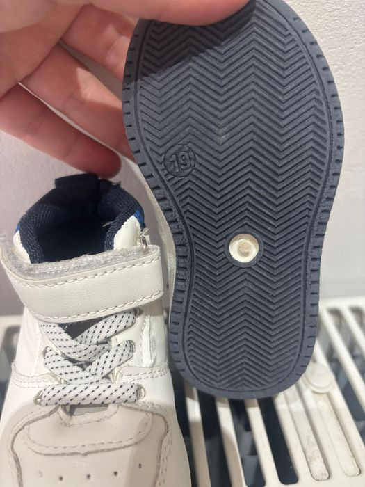 Papucei pe glezna marime 19 ca noi