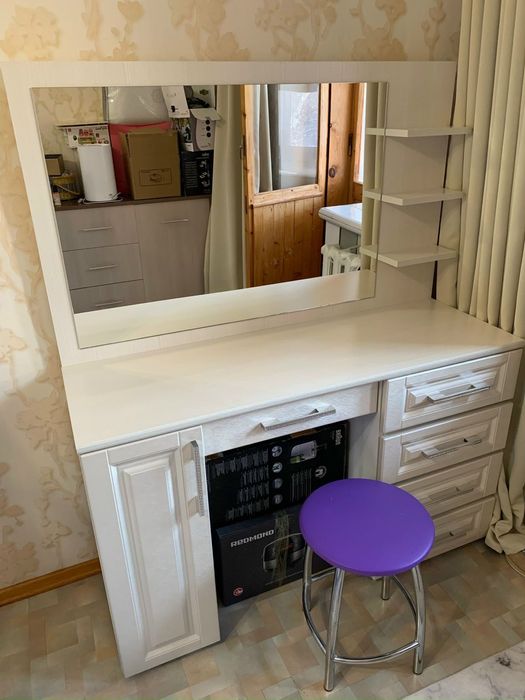 Продам столик с зеркалом