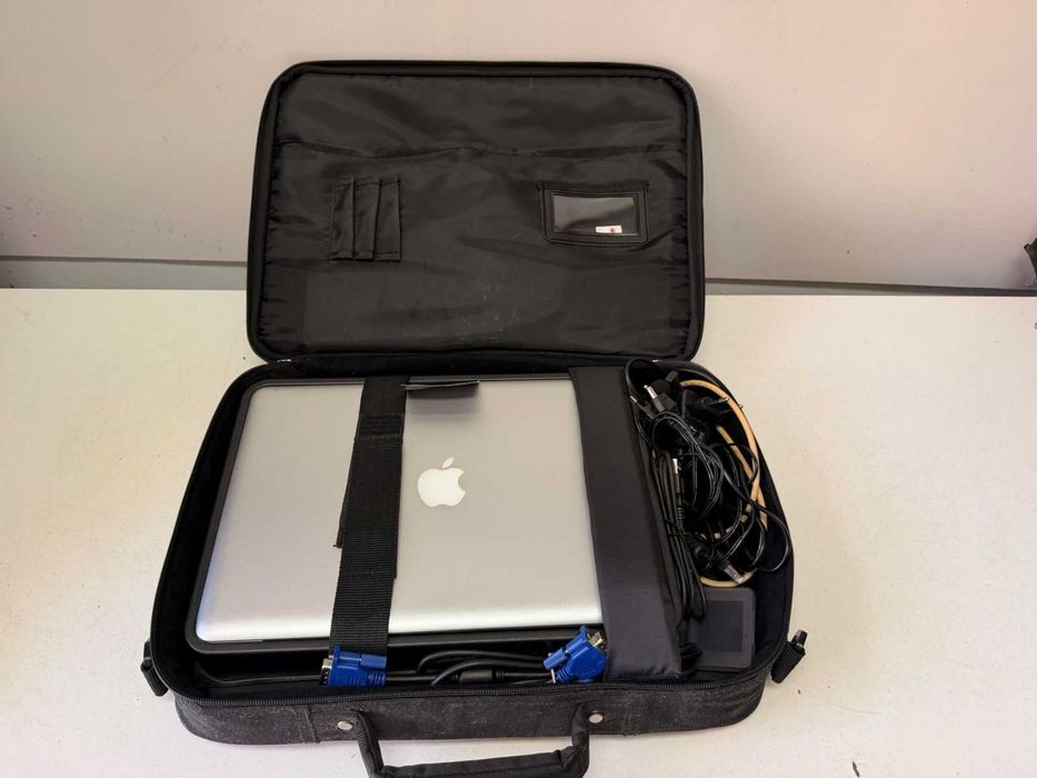 MacBook Pro 13 Unibody Mid 2009 – 8 GB RAM – Impecabil / Tinut in Carcasa + Geanta