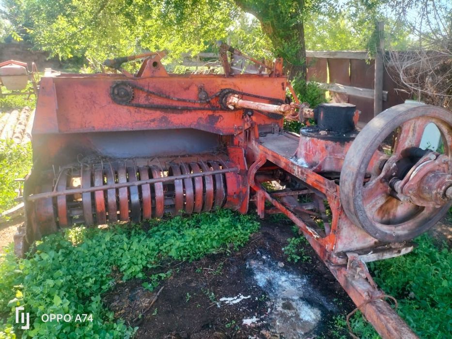 Трактор с пресом и жаткои и есть плуг