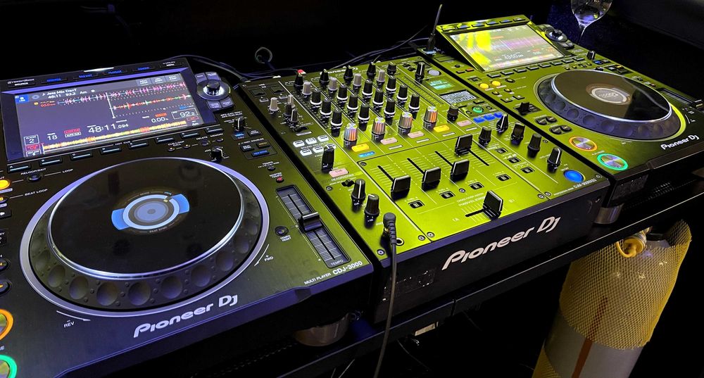 Pioneer CDJ 3000 si DJM 900 NXS2 (Pupitru DJ)