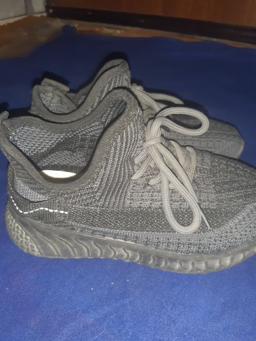 Срочно  продам изики кроссовки детские на мальчика /девочку