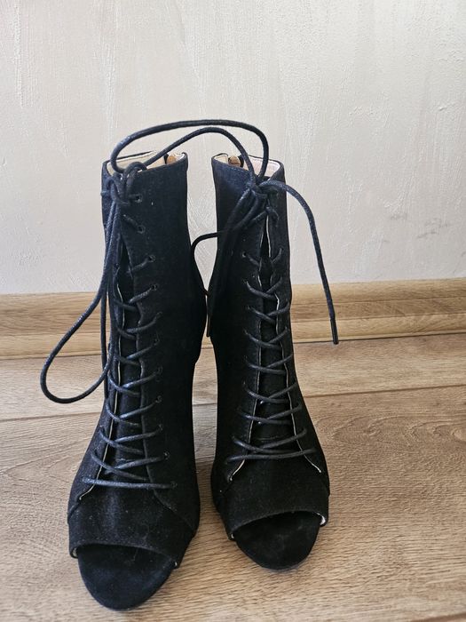 Дамски велурени обувки