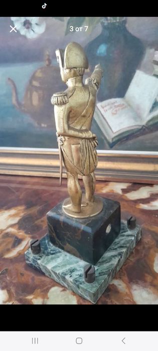 Бронзова фигура на офицер