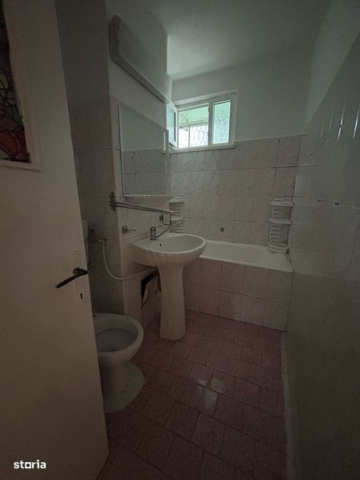 De vanzare apartament cu 3 camere cu balcon, in zona Cresei 65.000euro