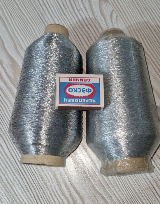 Нитки серебристые.