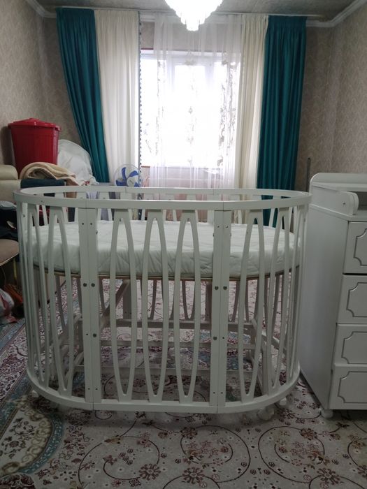 Детская кровать и шкафчик