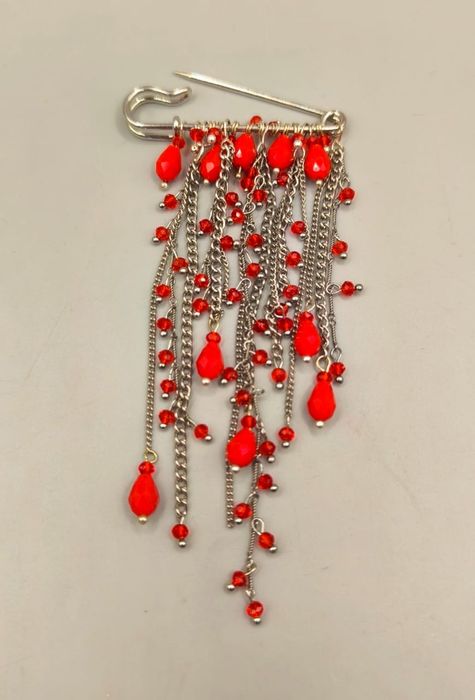 Брошь булавка с цепочками
