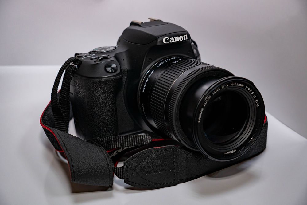 Продам фотоаппарат Canon 200D