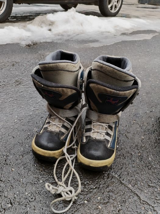 Buți snowboard 2 marimi, negrii (mărimea 40), alb-alstru(mărimea 42)