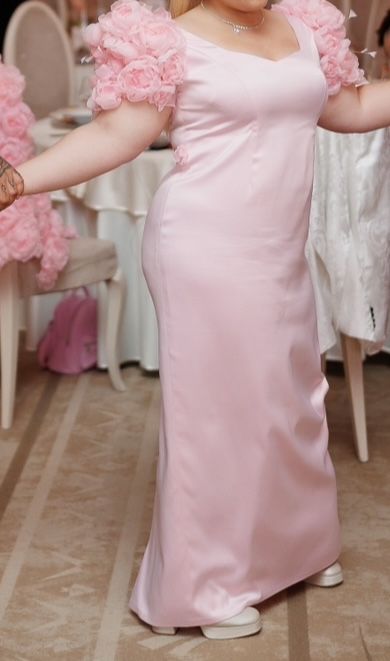 Rochie roz cu trenă detașabilă