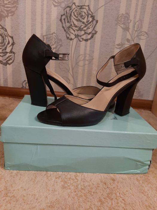 Продам обувь, каракулевую шубу и куртки