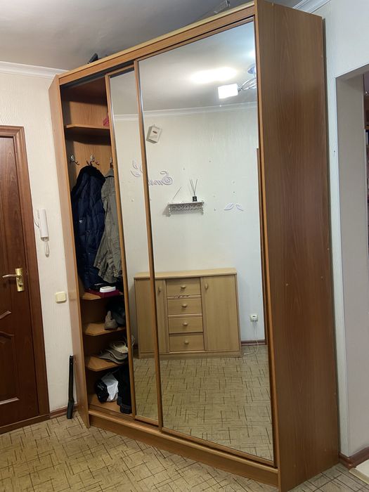 Прихожая  угловая с зеркальными дверями.