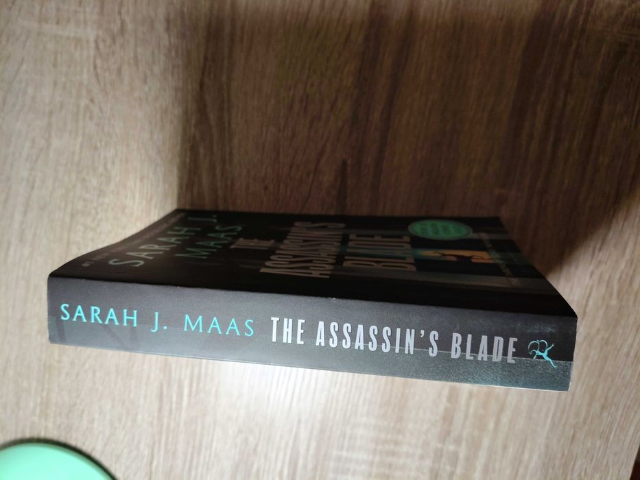 Assassin's blade book (1st book in Throne of glass series). Острието на ассасина (Първа книга на поредицата стъкленият трон)