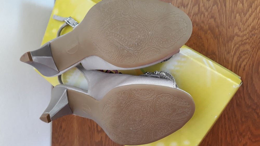 Sandale de ocazi, Nunta noi decorate cu pietricele si perle.