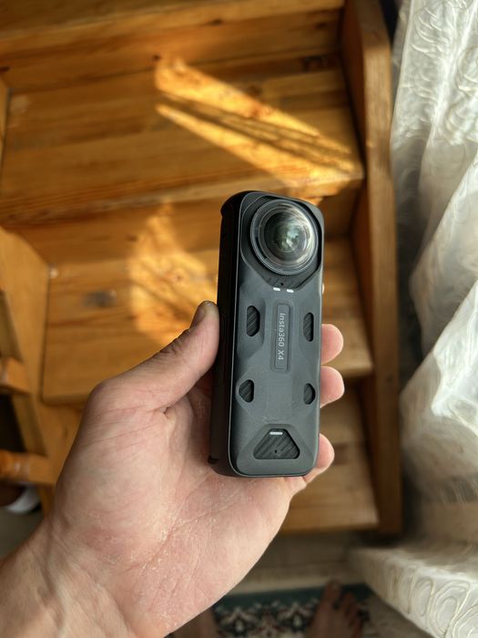 Экшер камера Insta 360 x4