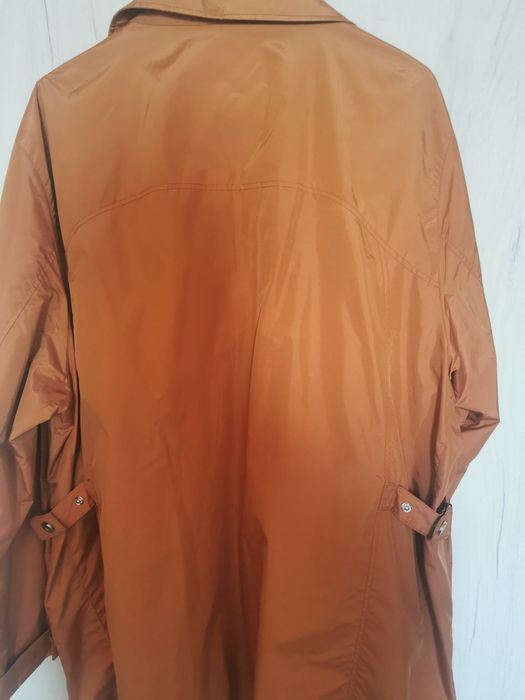 Леко дамско яке от непромокаема материя