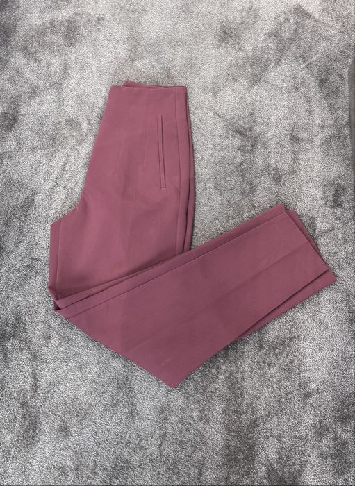 Емблематичен модел панталон ZARA