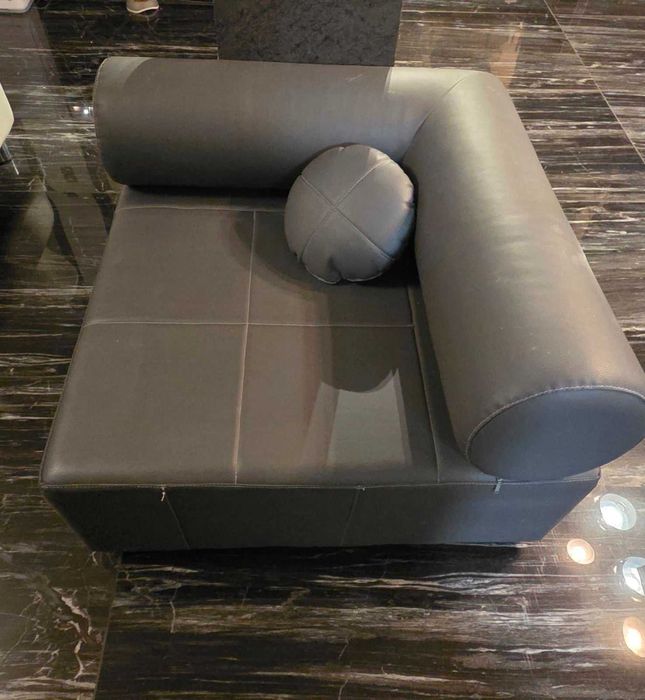 Два фотьойла и кръгла възглавница