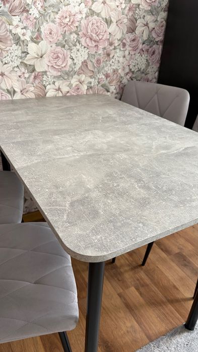 Продам обеденный стол и стулья