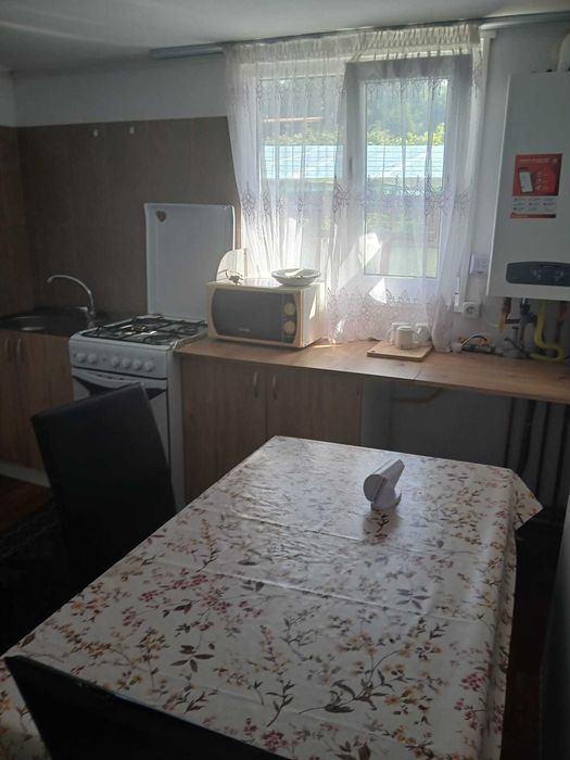 Închiriez garsoniera la curte