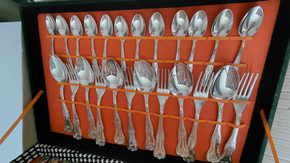 Set tacâmuri elegant și frumos executat