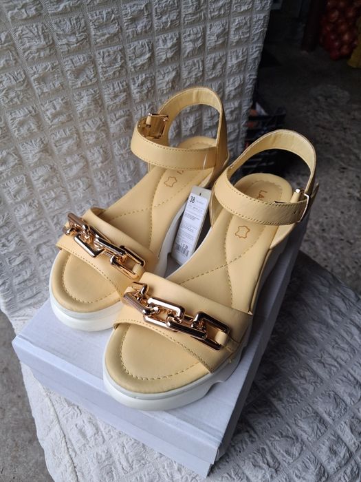 НОВИ Кожени сандали Lasocki