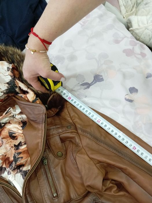 Продавам яке от естествена кожа с косъм от лисица.