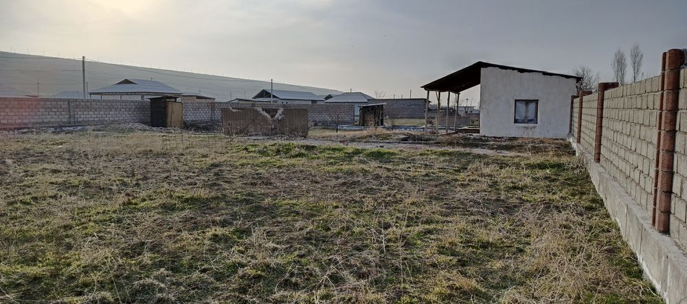 Deska pastki tomon 10 sotix 2 xona uyibilan 3 xona fundamint quyilgan