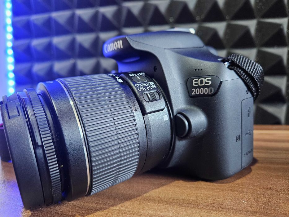 Canon EOS 2000D + Обектив , Стойка , Чанта с дъждобран за фотоапарат