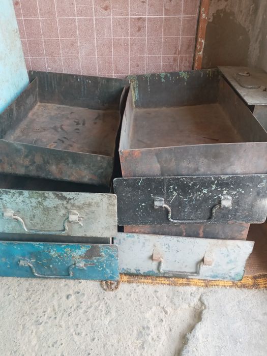 Железный стол металлический