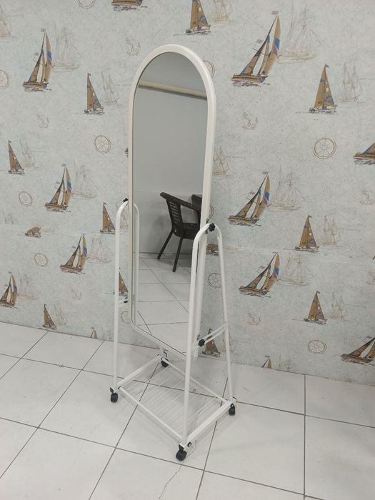 Зеркало напольное на колёсиках