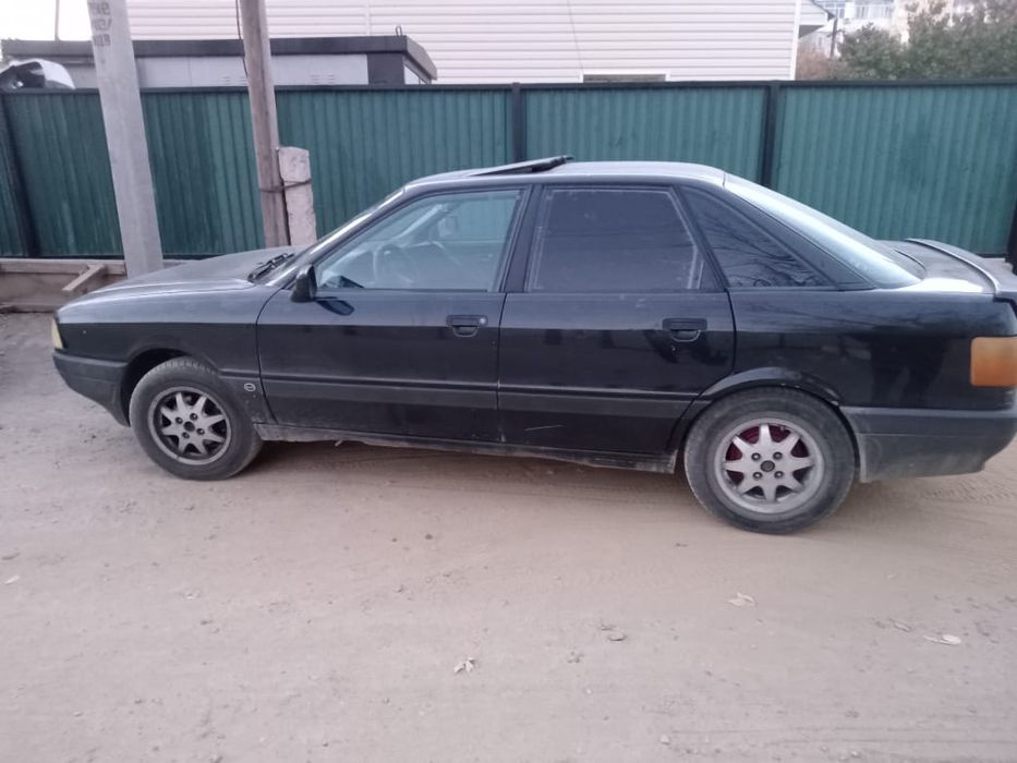 Ауди 80 жүріп тұр.