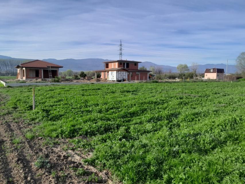 Продавам парцели с проекти за жилищно строителство.